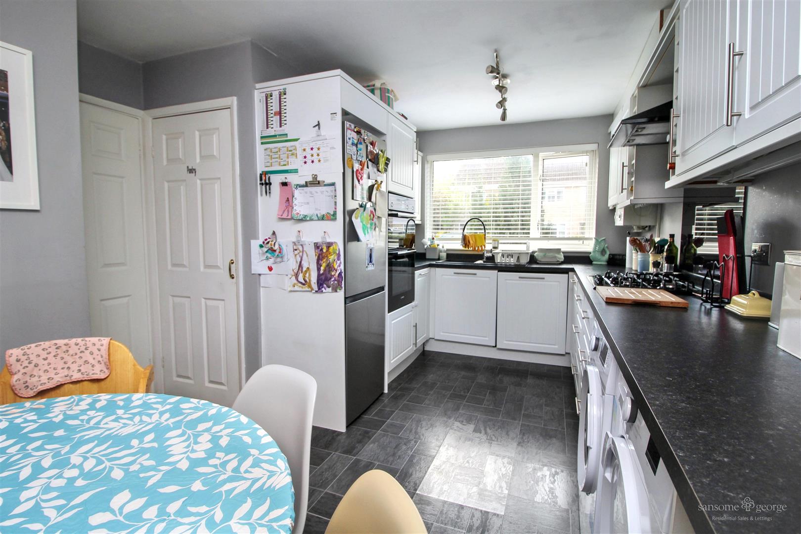 3 bed property in Lilac Close, Reading